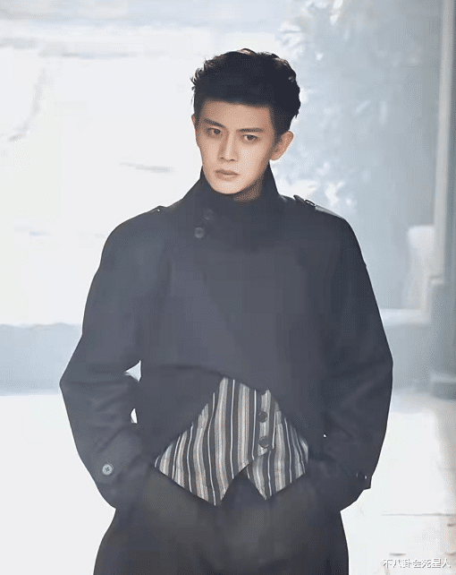 |靠发型“变脸”的男星,古装神颜美出天际,现代刘海背头判若两人