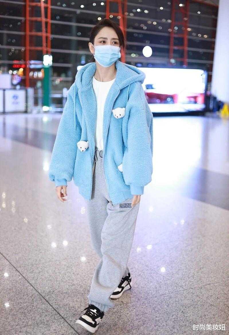 佟丽娅|佟丽娅离婚后越穿越年轻，蓝色毛绒外套配卫裤，像小姑娘一样