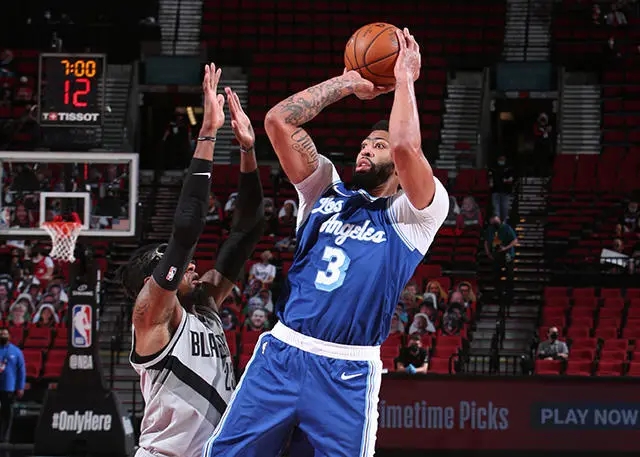 篮网队|又1超巨受伤!戴维斯36+12对飚利拉德38+7,湖人喜讯,篮网坏消息