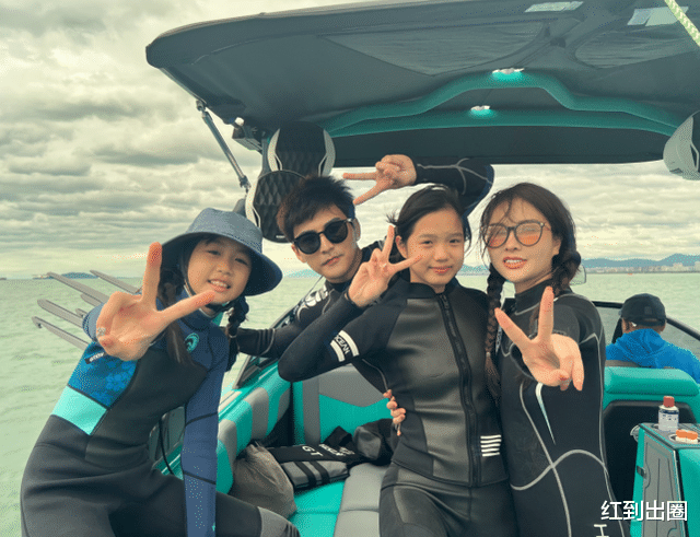 钟丽缇|张伦硕一家到海边冲浪，51岁钟丽缇重现人鱼身材，俩女儿大长腿吸睛