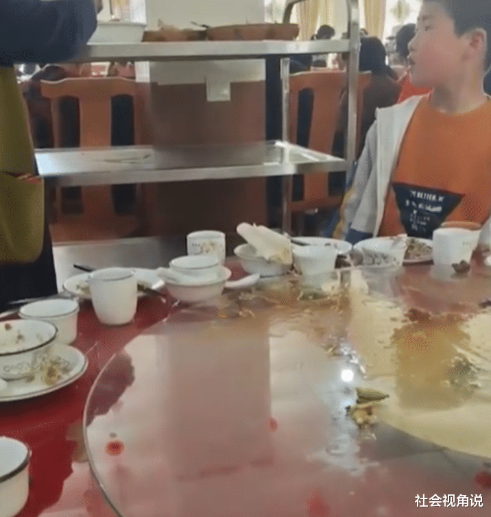 社会视角说 山东一酒席上宾客抢菜，桌面狼藉汤水横流，孩子争不过大人