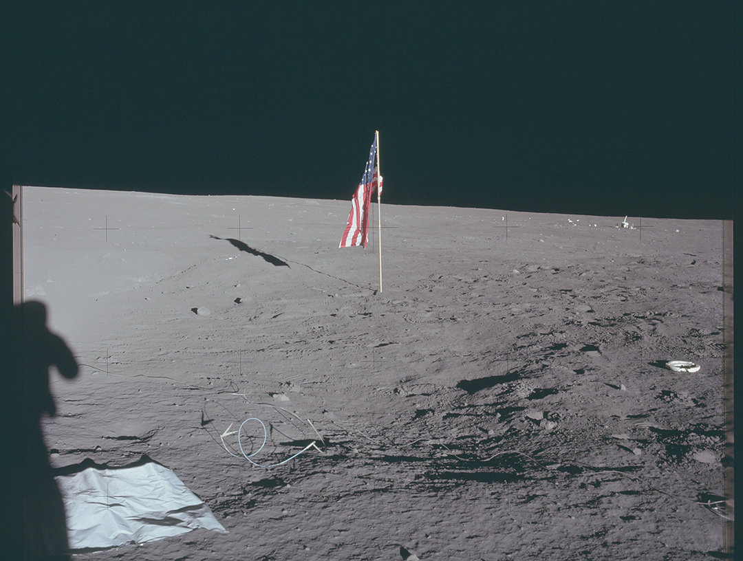 月球 看到月球上的五星红旗，美国登月再遭质疑，美国国旗为何在飘扬？