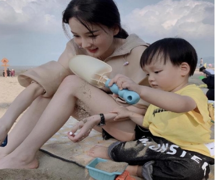 杨幂|她花6年整容成杨幂，走红后嫁入豪门，2岁儿子颜值惹人关注