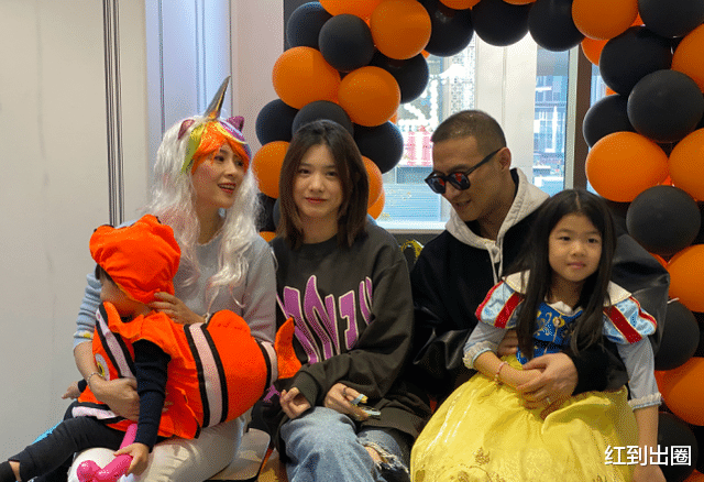 章子怡|汪峰夫妇万圣节邀亲人朋友聚会，章子怡1人带3娃，与老公甜蜜相拥