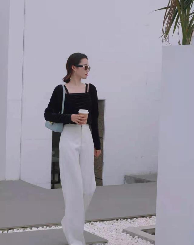 穿衣搭配|初春穿衣服，有这款“U型领针织衫”就够了，洋气百搭又显瘦