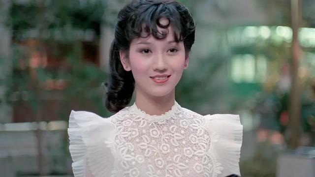 许鞍华|许鞍华的处女作，将香港“奇案”拍成B级片，女主角是赵雅芝