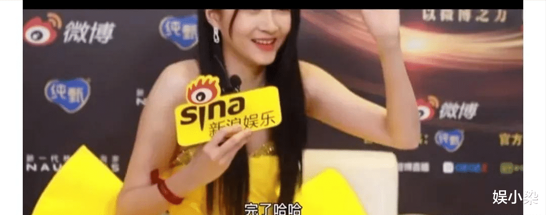 叶秋|24岁关晓彤雨天走红毯,不小心弄脏5位数礼服?苦笑自己得赔钱