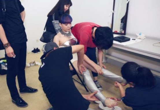 吴莫愁|“巨星”吴莫愁：从代言费1.3亿到县城卖唱，她到底经历了啥？