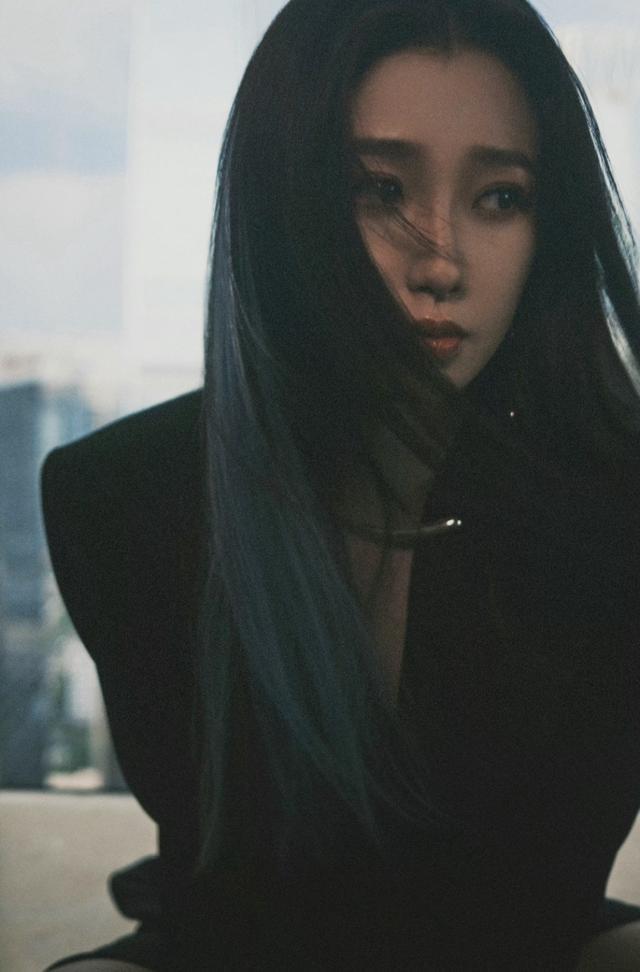 旗袍公馆|虞书欣帅起来不敢认,穿不规则西装还露一截腰,配挑染长发太飒了