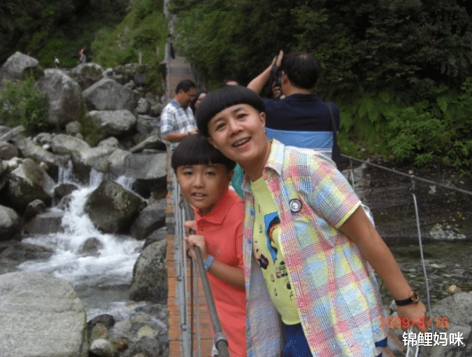 锦鲤妈咪|金龟子携女儿出镜,母女俩手势舞配合默契,王逸宸从假小子变淑女