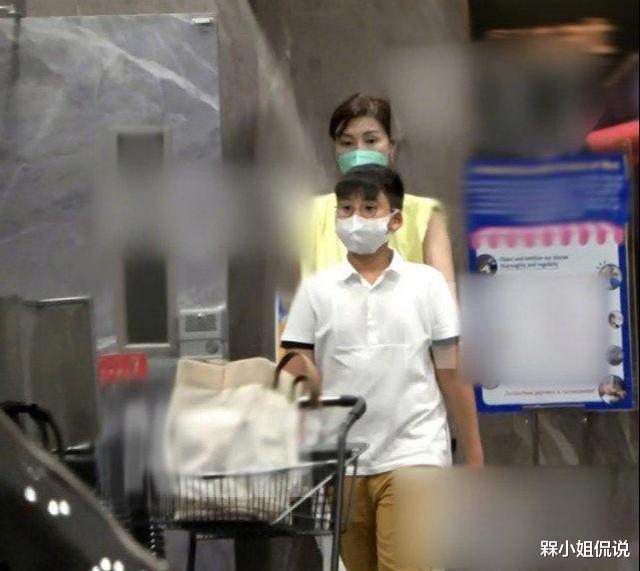 槑小姐侃说|李嘉欣在老公儿子前也放得开,穿休闲装年轻减龄,裤子镂空真抢镜