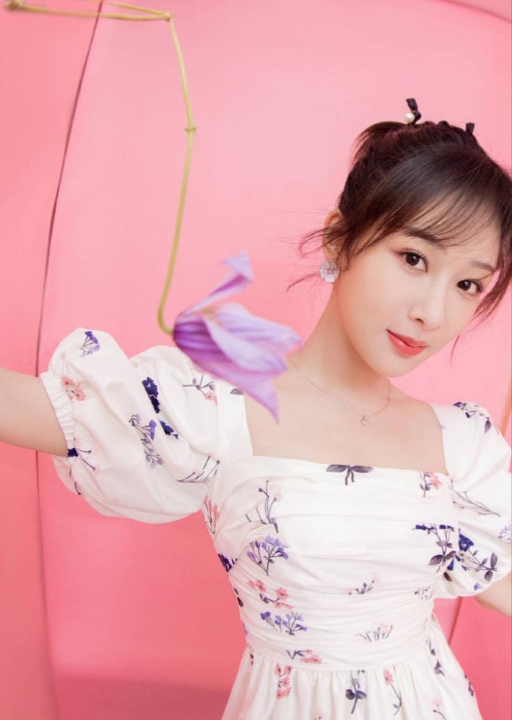 杨紫|杨紫穿碎花收腰连衣裙青春靓丽,对镜头甜笑超少女
