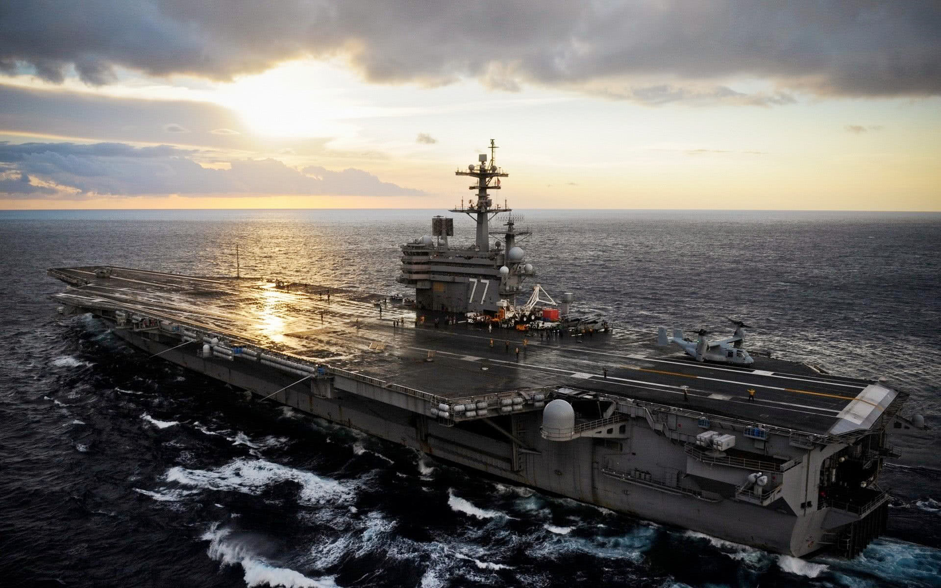 美军|美军航母兵，没事可以拿着鱼竿钓鱼，中国航母兵也可以吗？