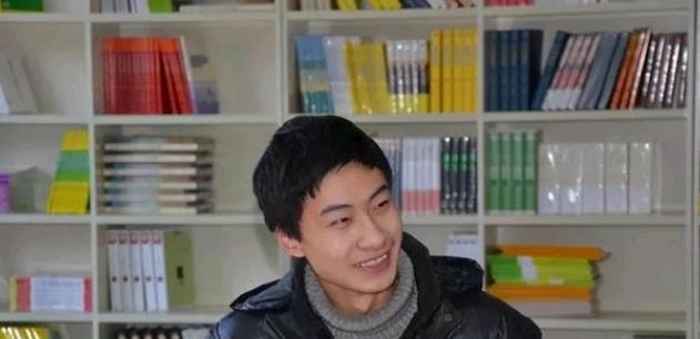 莫芮丽愚 当年他靠拾荒为生照顾瘫痪母亲，以774分考上清华，如今怎样