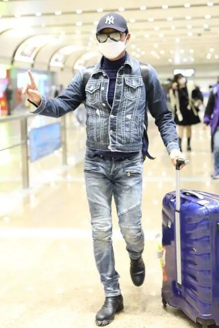 马景涛|59岁马景涛大肚腩抢眼,宽松外套都扣不上,2婚2离一生潇洒