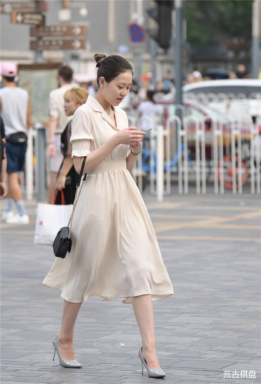 荒古棋盘|米色连衣长裙,过膝的裙摆,搭配尖头细跟鞋,衬托身材