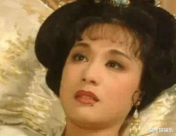 |她因“一颗痣”成名，与导演同居27年不领证，如今63岁患癌认不出