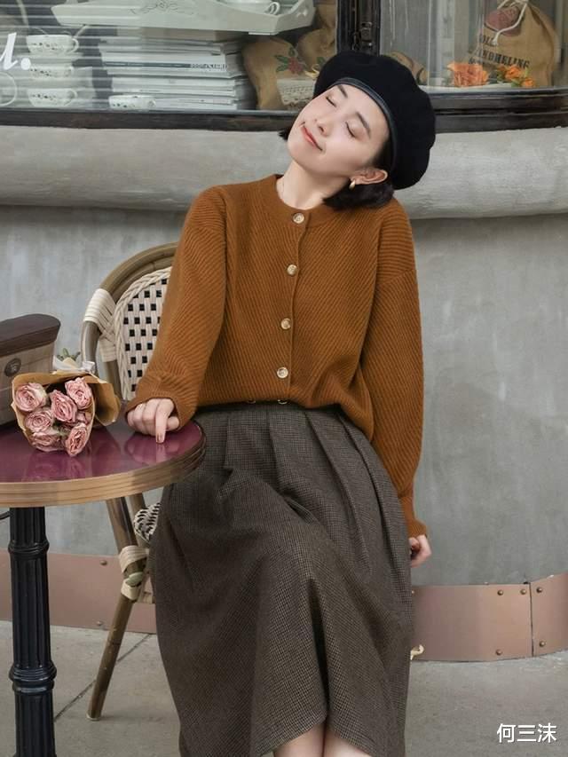 何三沫 步入中年的女人，可以试试这样穿下装，高端又洋气