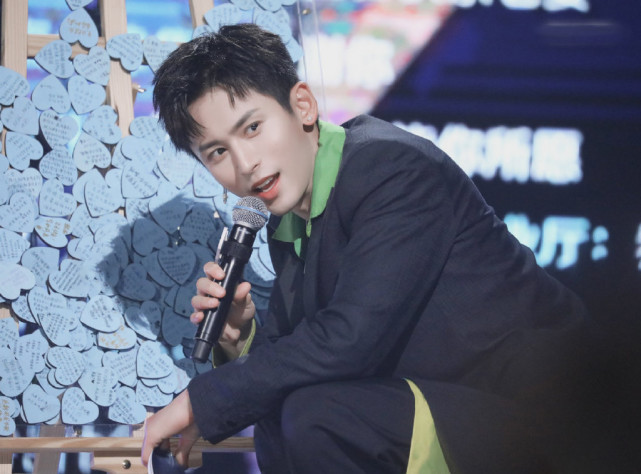 张哲瀚|恋情曝光？张哲瀚搂抱网红美女被摸大腿，此前曾戴情侣帽同行，女方颜值高