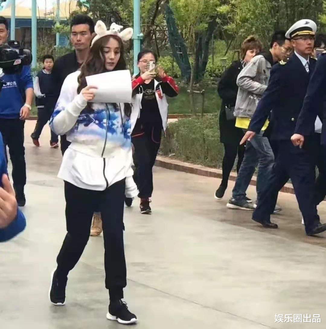 迪丽热巴|迪丽热巴的能力被质疑，网友：“褪去华丽服装，和普通人差不多”