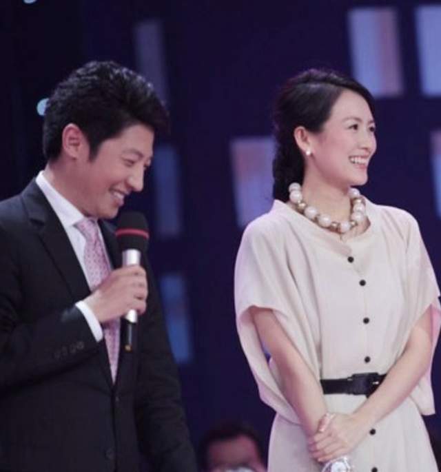 章子怡|章子怡与老公过二人世界，紧挽汪峰手臂太甜蜜，靠肩姿势小鸟依人