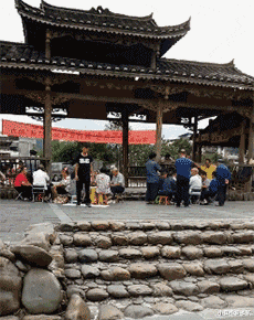 “表哥盖的房子,把卖玻璃的愁坏了!”这要咋装修?哈哈哈