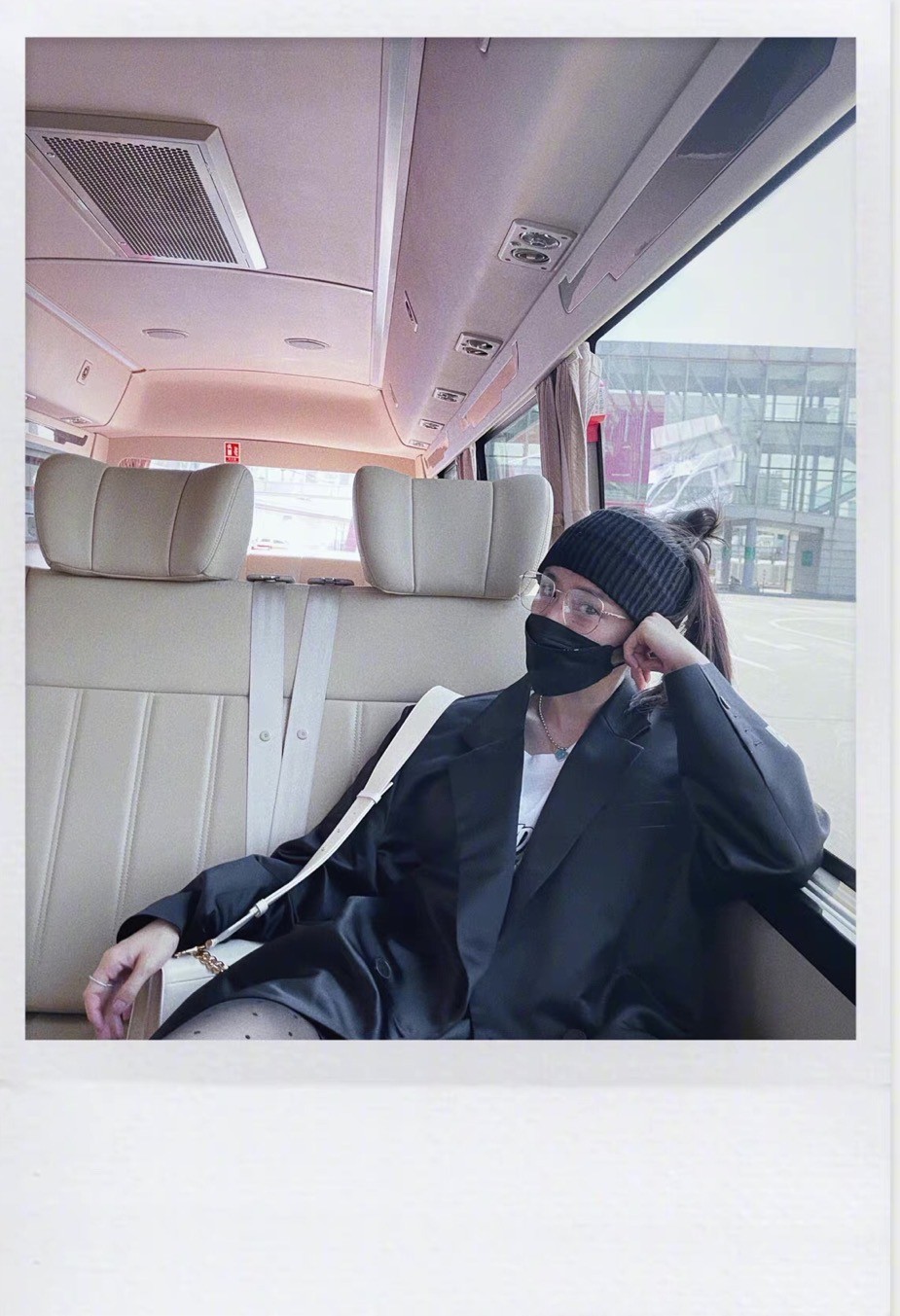 时尚风行派|杨幂对自己女团风造型太满意!筷子腿穿黑丝,整身造型时尚爆棚