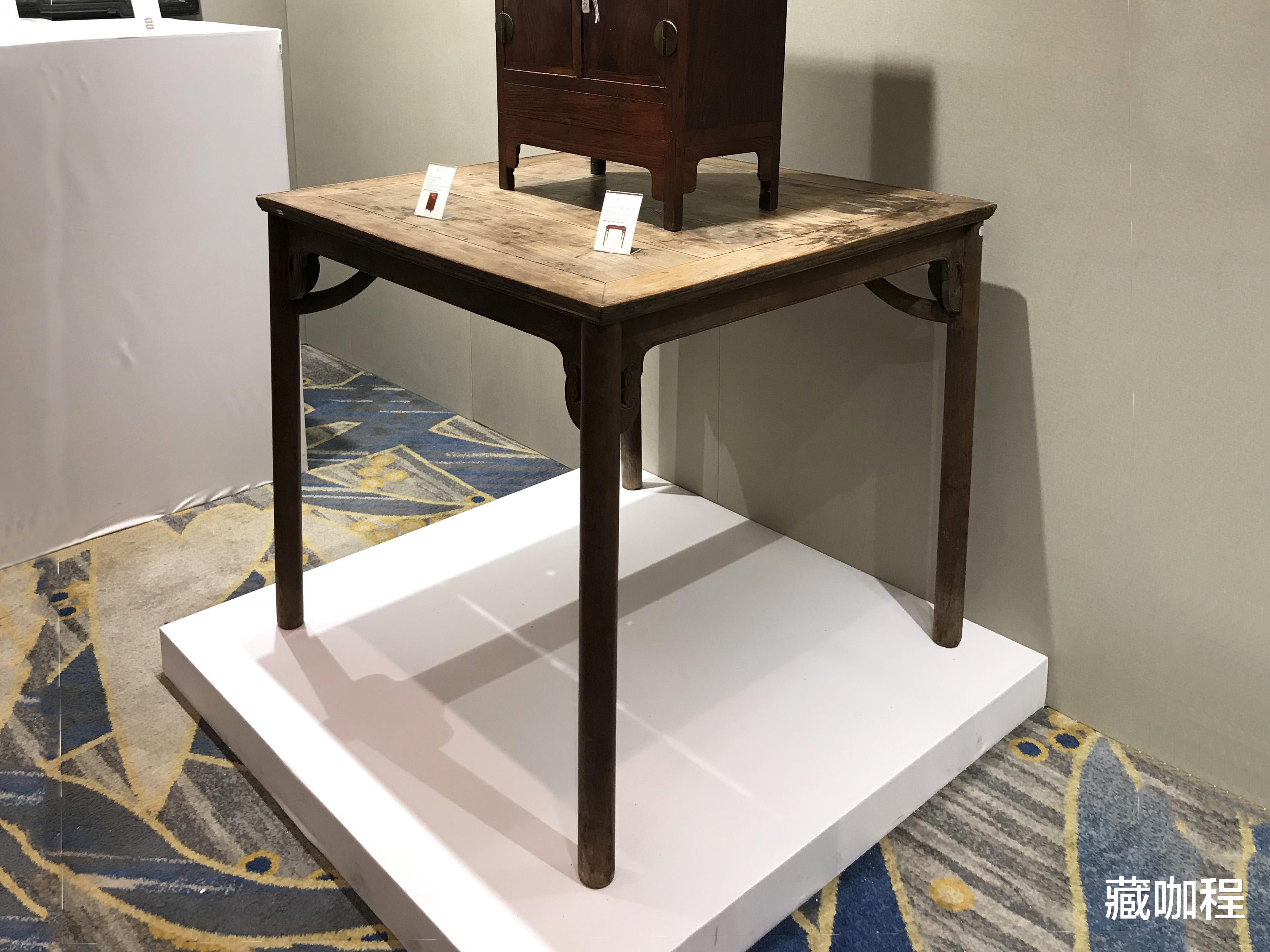 |恰好一桌一屏加两几，黄花梨平头案287万成交