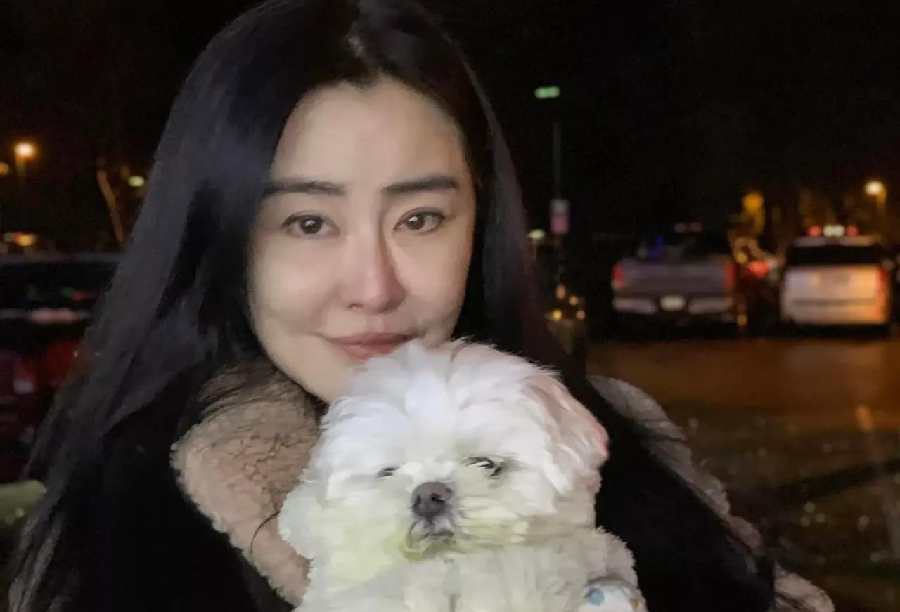 黑客帝国4|从54岁王祖贤近期照来看，她状态相当不错啊！