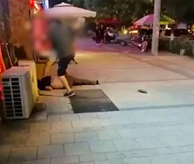 山东省 过分！山东：2男子当街打人致死，知情人称：有一个是医生！