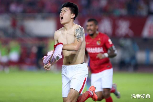 广州队|下午1点! 上海媒体做出争议表态: 恒大当红主力遭重创, 球迷骂声一片