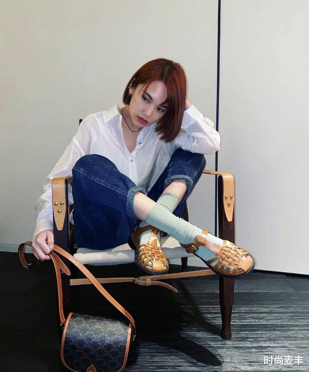 杨丞琳|杨丞琳气质学院风,白色衬衫配牛仔裤,凉鞋配长袜好时尚