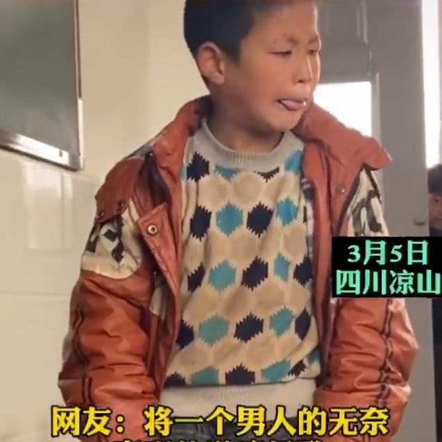 喝茶慢品 二年级男生和女生吵架,男孩吵不过,双手揣兜一脸无奈