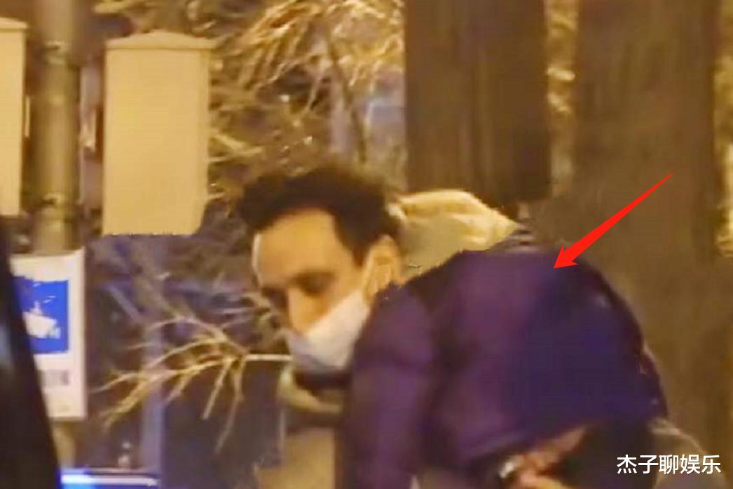 归路|29岁女星与63岁导演同回家！车上抱出小孩，刘若英曾苦等男方10年