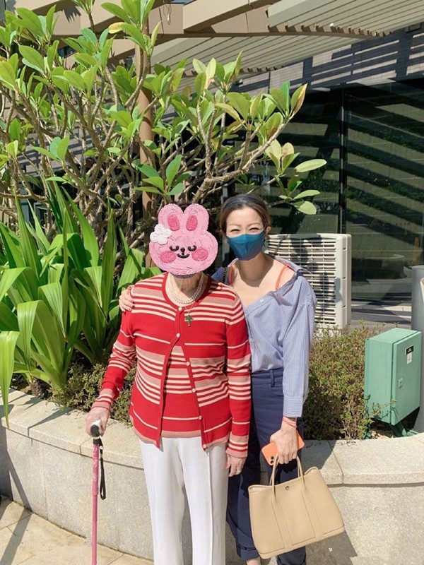 潮流前沿 郑秀文状态超绝！衬衫裙配蕾丝内搭又酷又美，身旁李嘉欣黯然失色