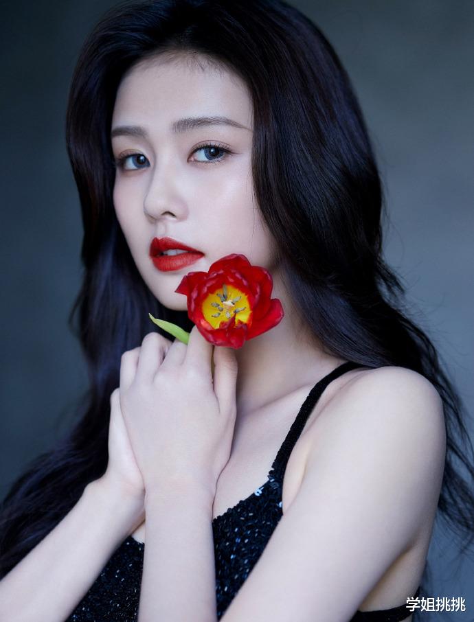 白梦妍|白鹿的美照让人百看不厌,黑色吊带裙俏皮灵动,回眸一笑很迷人