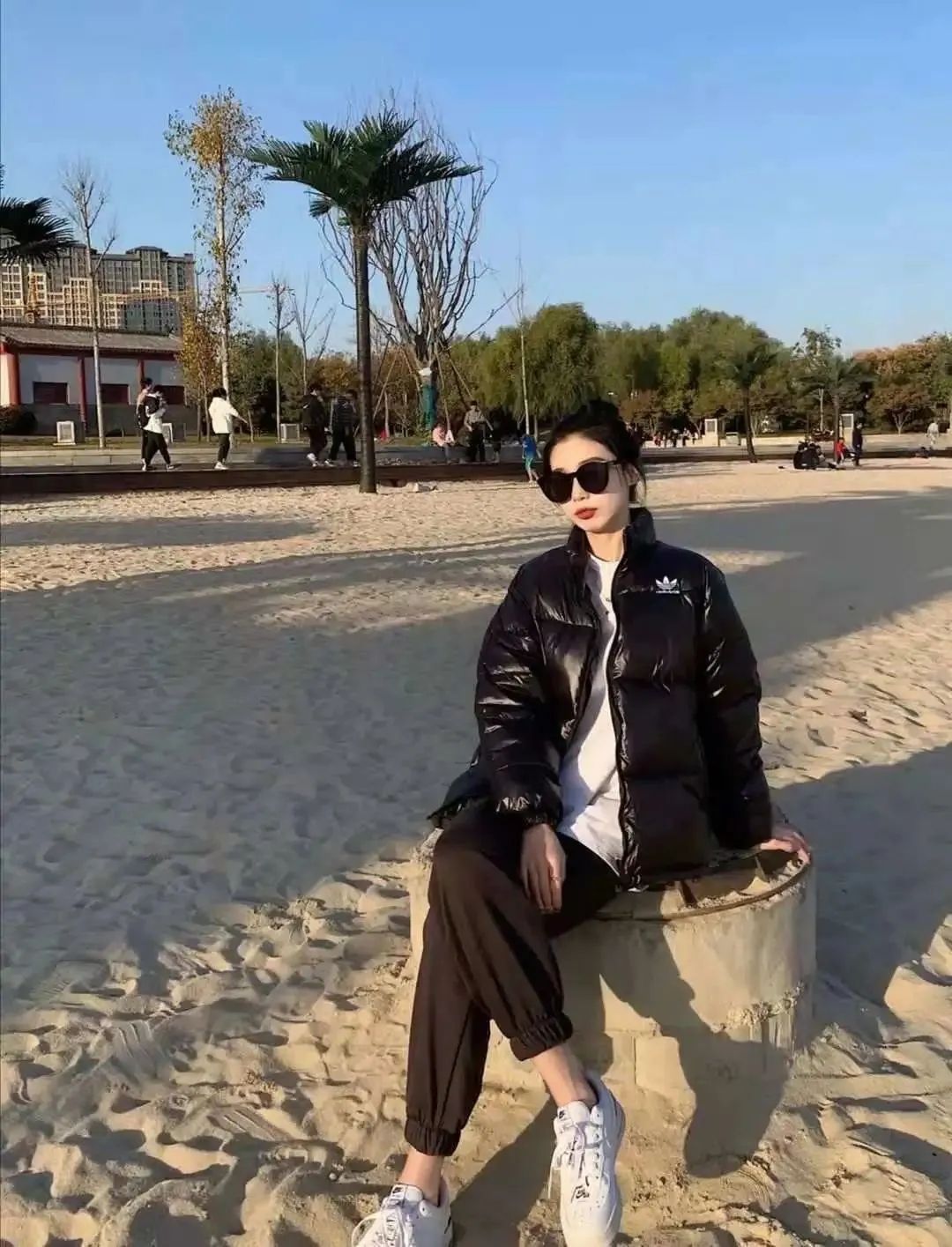 韩雪|如何把“黑羽绒服”穿出彩？瞧李沁、韩雪的穿法，轻松摆脱路人感