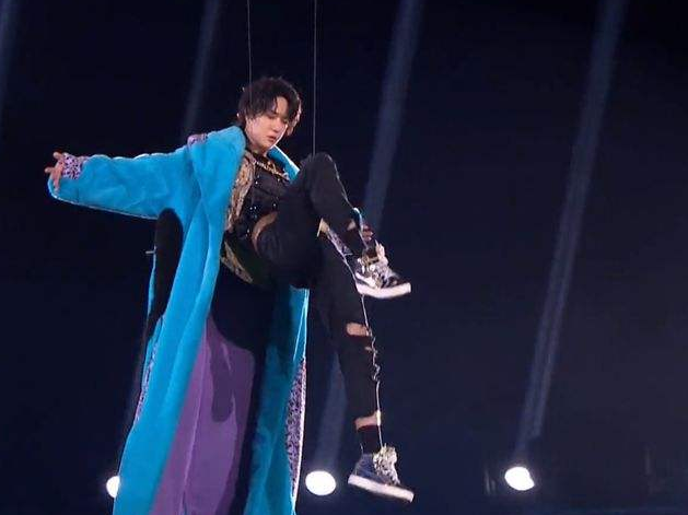 龚俊|龚俊发自拍加入跨年晚会,王一博华晨宇人气高,三小只合体无望