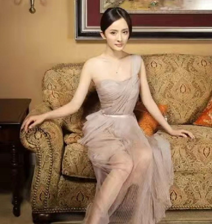 山口百惠|杨幂穿薄纱长裙拍大片，侧躺在桌子上凹造型，网友：花样真多！