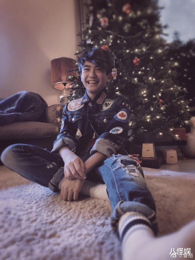 曹格|曹格一家四口庆圣诞，11岁女儿逆袭成女神，被赞像黎姿又像林依晨