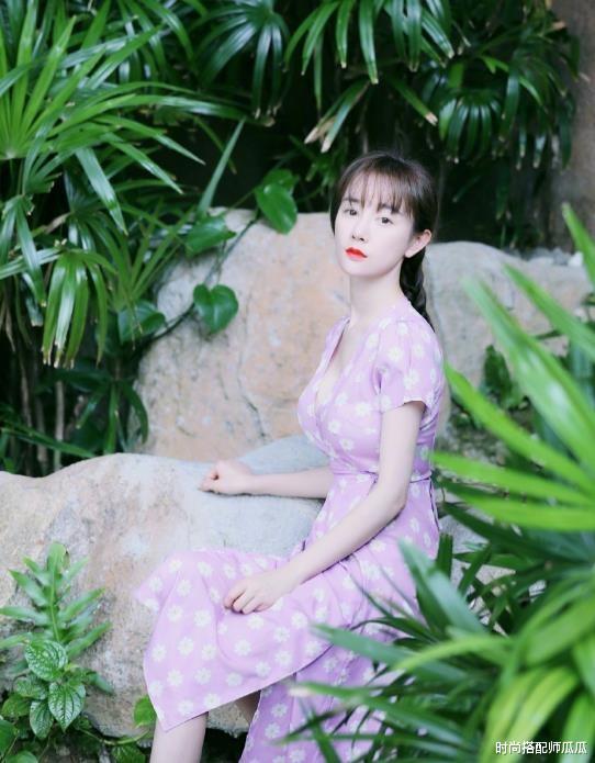 时尚搭配师瓜瓜|张檬的“水蜜桃”身材真招摇，穿抹胸裙凹出S曲线，吸睛又撩人