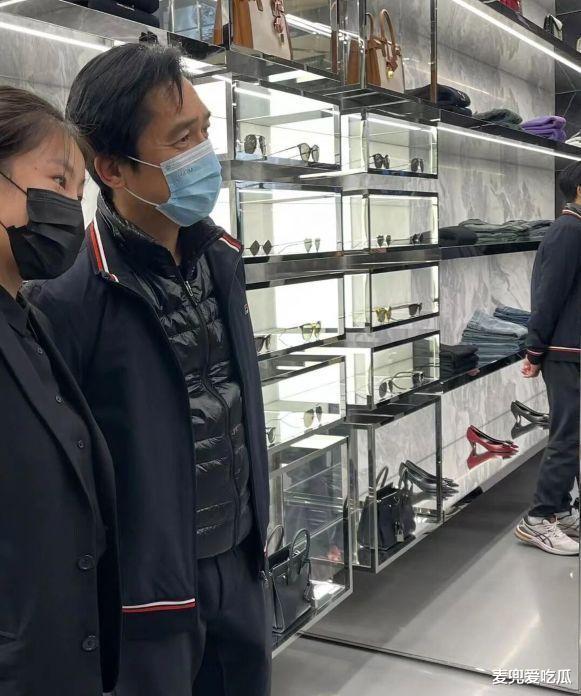 梁朝伟|59岁梁朝伟逛街被偶遇？本人被赞低调有礼貌，网友：好像我爸