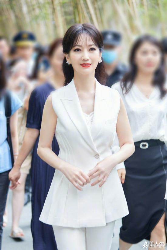 久美人生|赵雅芝纯白西装干练优雅 垂眸插花尽显气质卓然