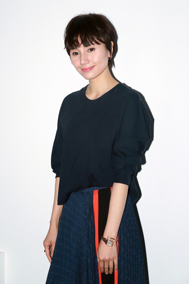 穿衣搭配 明星喜欢“乱穿衣”，袁泉同框梅婷穿搭两个季节，让人看不懂