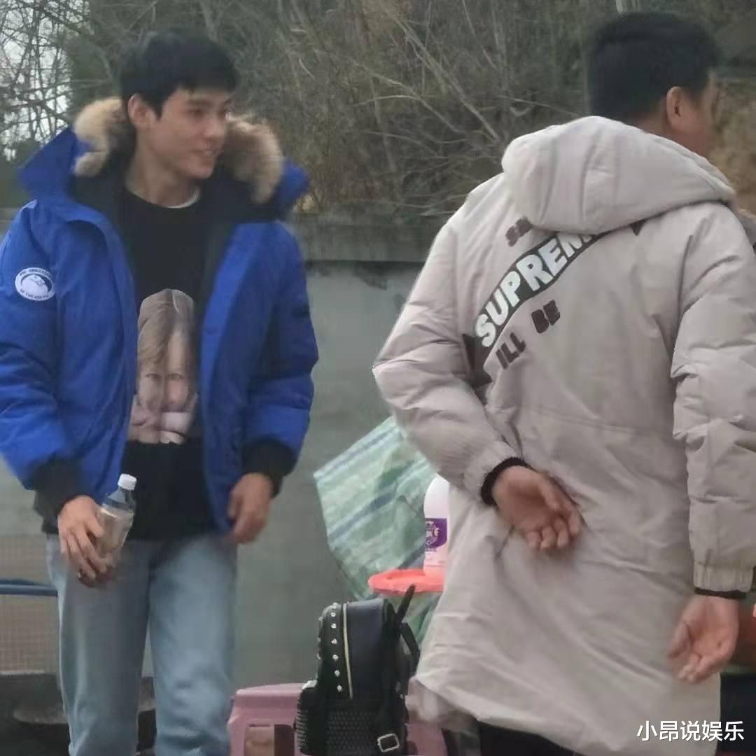 雷佳音|杨超越回村吃席，乖巧听话只敢坐角落，拘谨约束与往常反差大