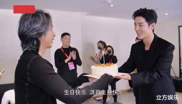 肖战|肖战太暖心！送蛋糕唱摇滚版庆生歌祝福张淇，对方六字回应显真情