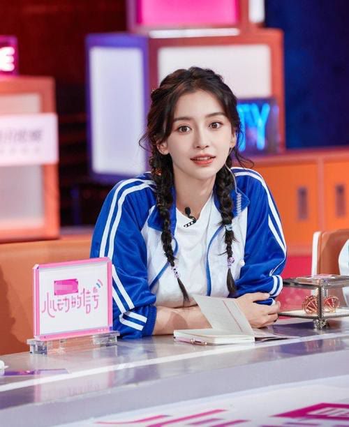 Angelababy|杨颖蓝色校服旧照曝光，被赞混血甜美，实力证明没整过容