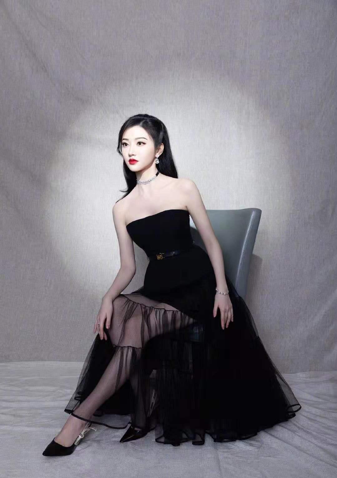 姚姚时尚|景甜生图绝了，美成画中人！一袭透视纱小黑裙，性感撩人，太惊艳