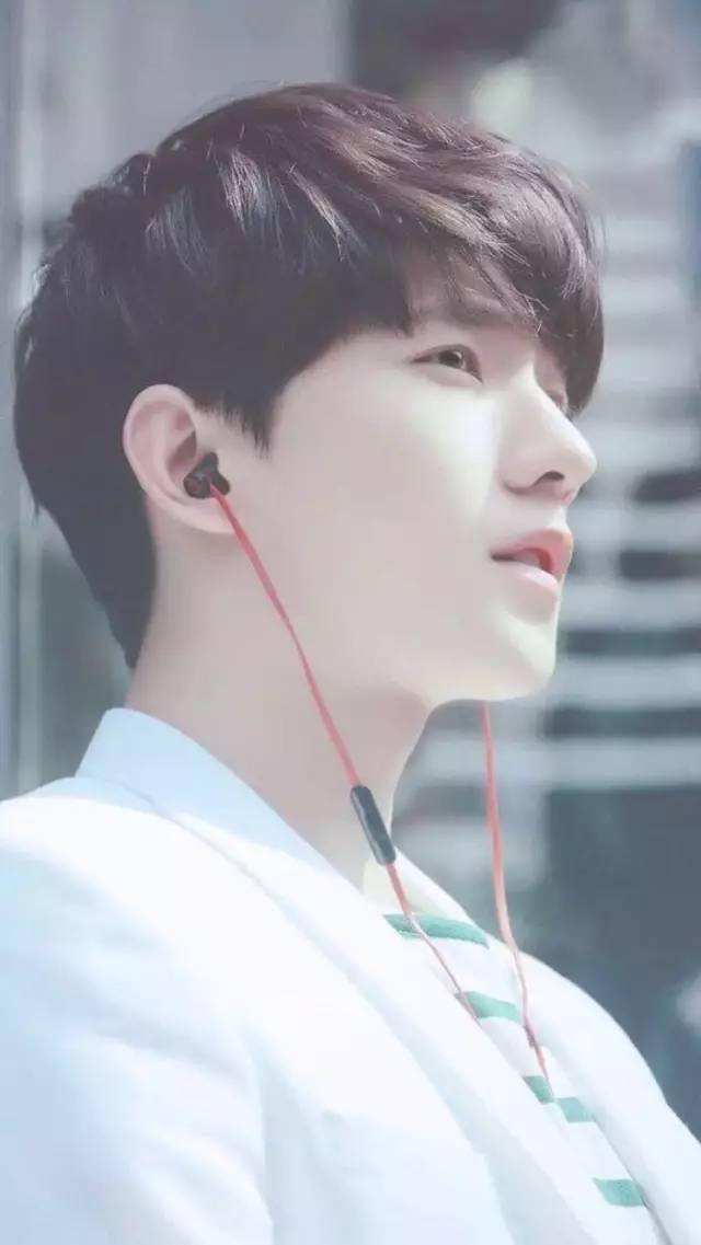 杨洋|杨洋10张绝版侧颜照片，这才是娱乐圈男明星的颜值天花板吧
