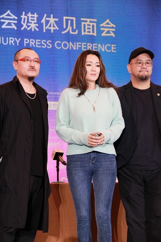 刘美华时尚 巩俐留长发真好看，就算穿的针织衫很简约，气场看着也不俗